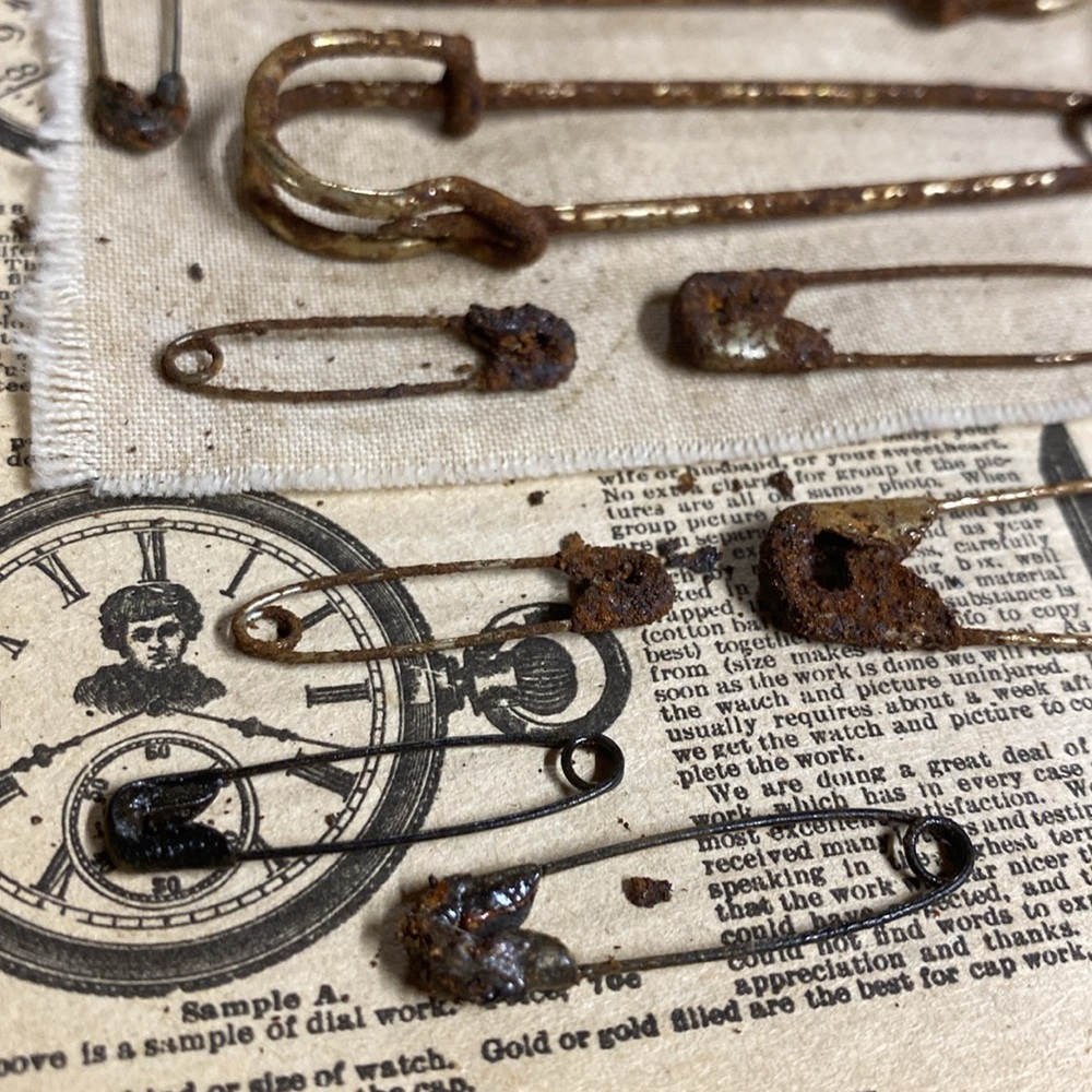 Vintage Rusted Safety Pin Set - Brown - Picture 3 of 3